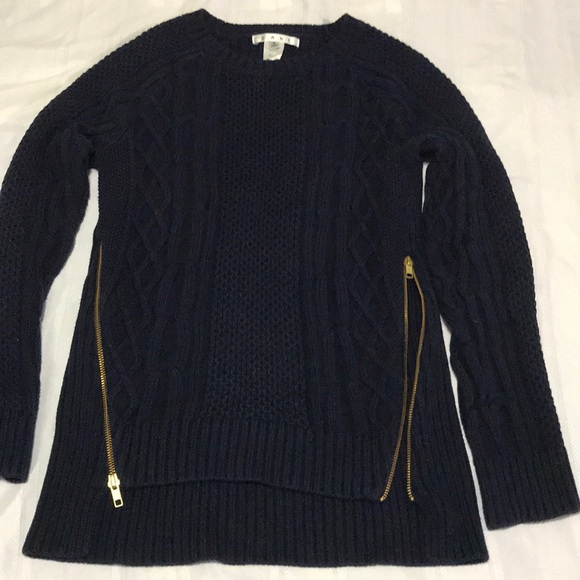 Beautiful sweater - Picture 2 of 9